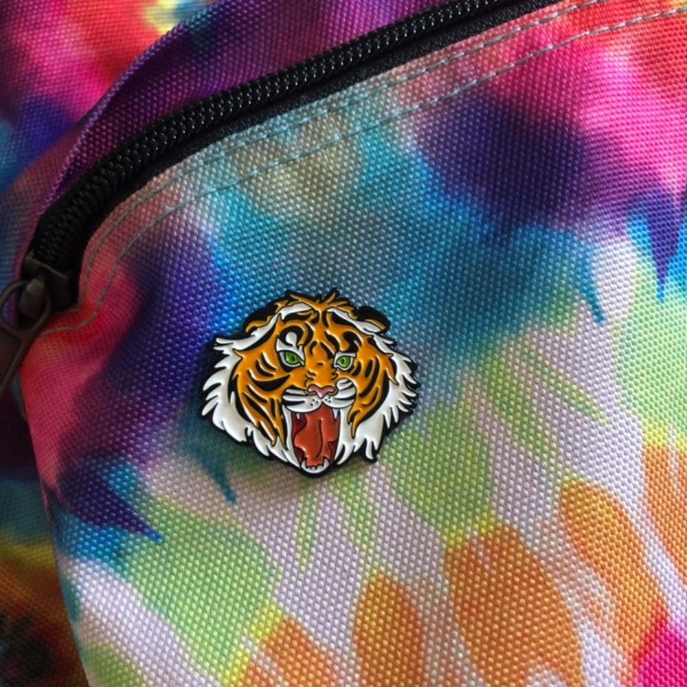 GREEN EYED TIGER PIN